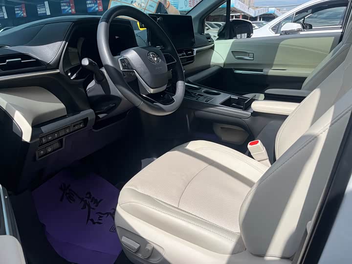 Фото 4 - Toyota Sienna