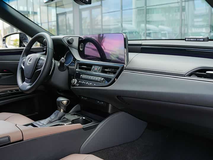 Фото 10 - Lexus ES