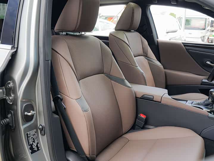 Фото 12 - Lexus ES