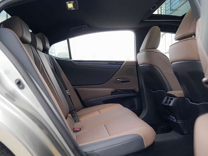 Фото 14 - Lexus ES