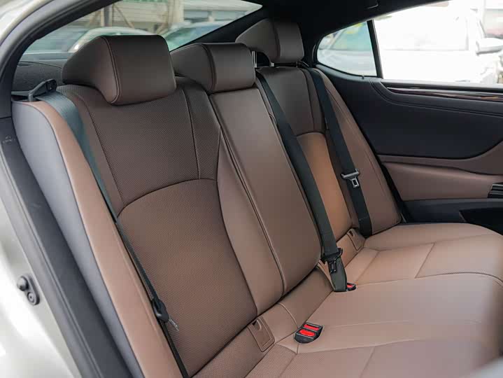 Фото 15 - Lexus ES