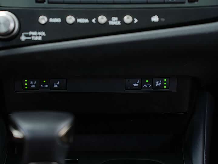 Фото 18 - Lexus ES