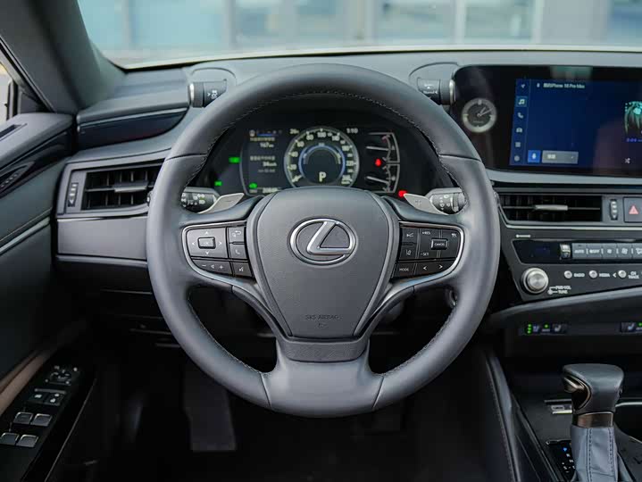 Фото 19 - Lexus ES