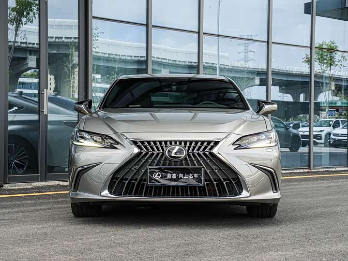 Фото 2 - Lexus ES