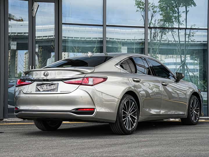 Фото 4 - Lexus ES