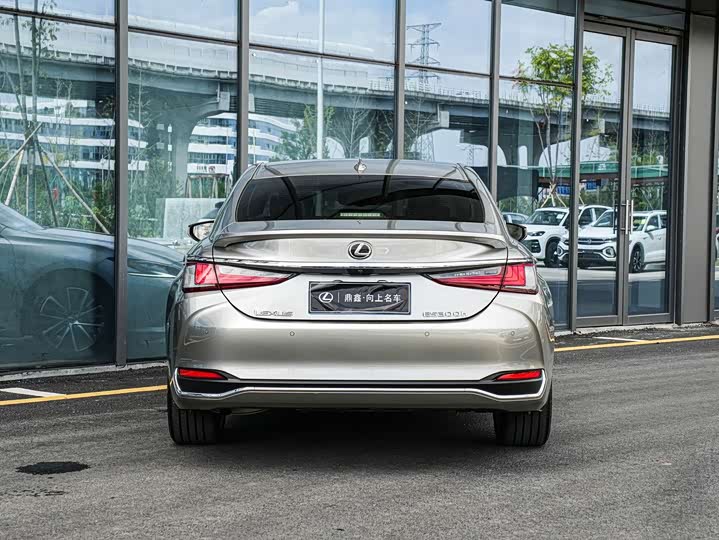 Фото 5 - Lexus ES