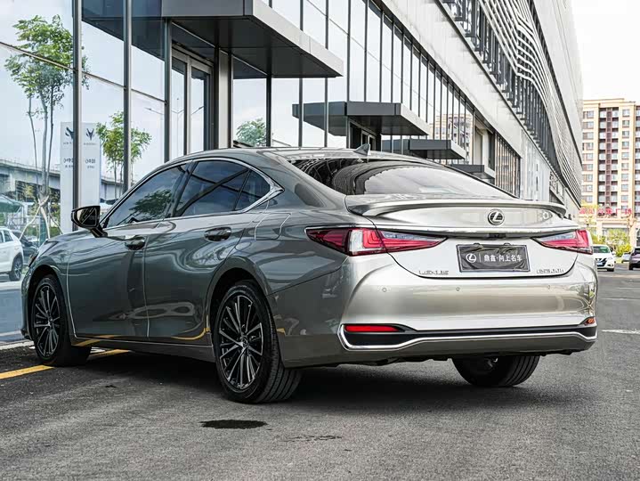 Фото 6 - Lexus ES