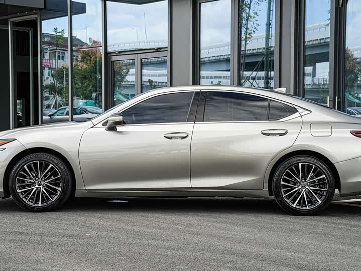 Фото 7 - Lexus ES
