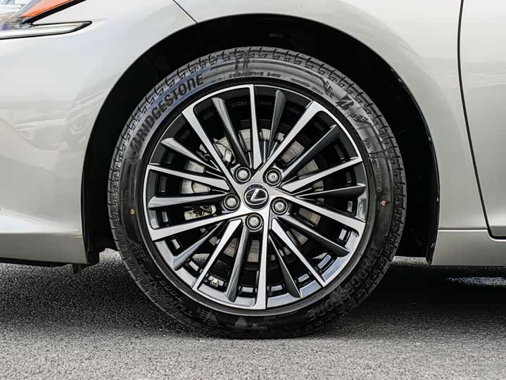 Фото 8 - Lexus ES