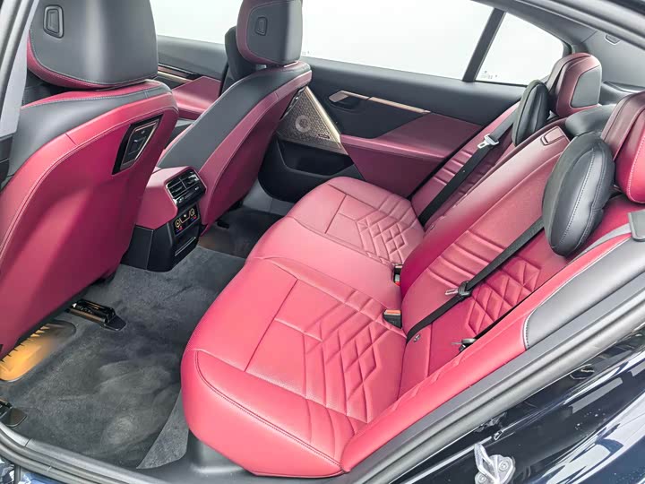 Фото 18 - BMW 5 Series