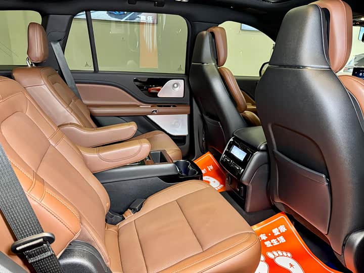 Фото 13 - Lincoln Aviator