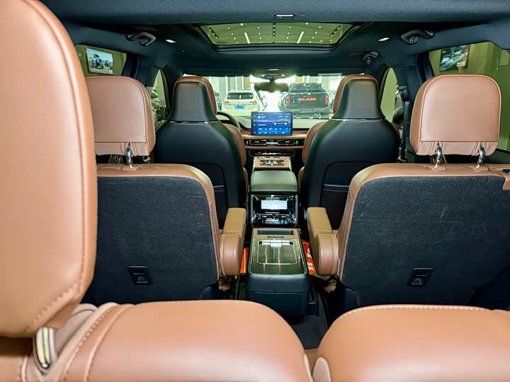 Фото 15 - Lincoln Aviator