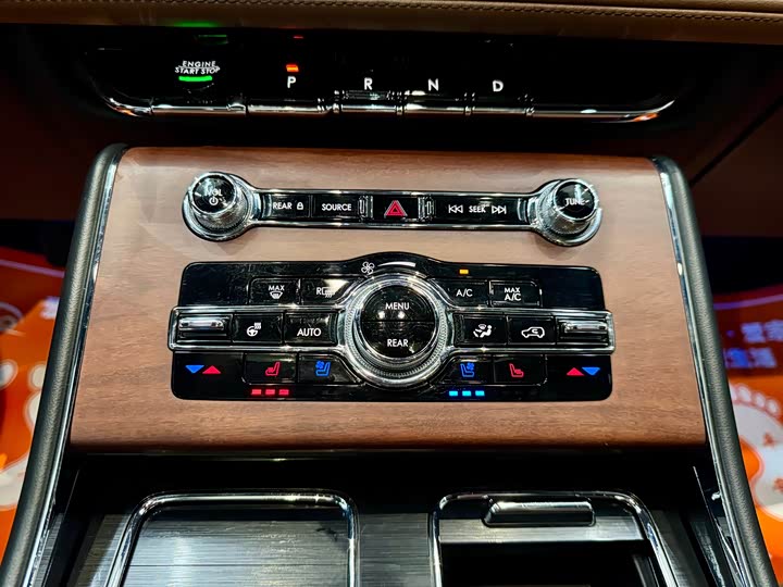 Фото 18 - Lincoln Aviator