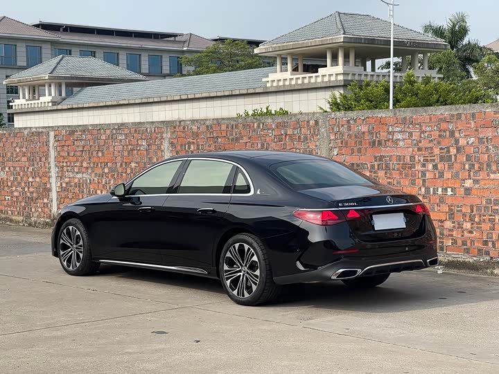 Фото 2 - Mercedes-Benz E-Class