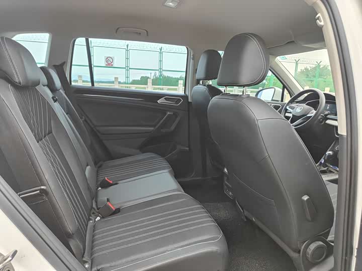 Фото 10 - Volkswagen Tiguan L Pro