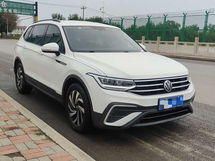 Фото 2 - Volkswagen Tiguan L Pro