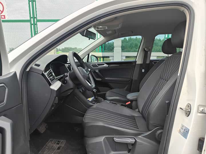 Фото 8 - Volkswagen Tiguan L Pro