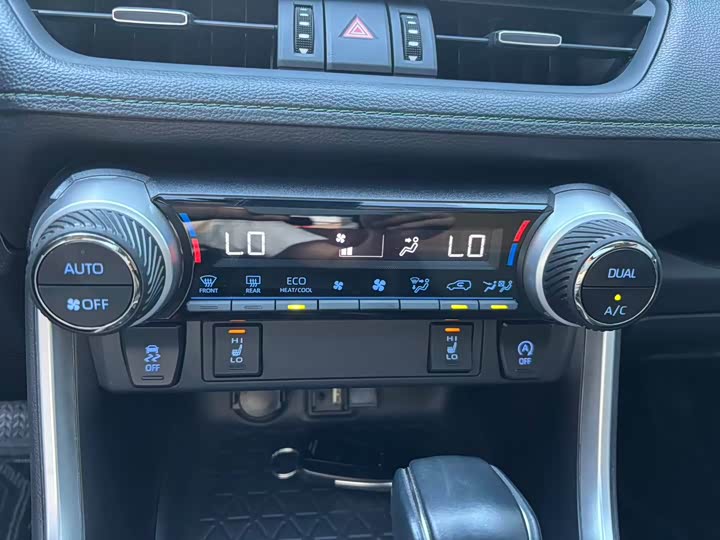 Фото 11 - Toyota RAV4