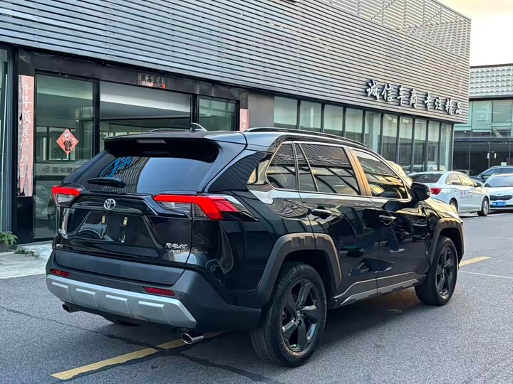 Фото 12 - Toyota RAV4