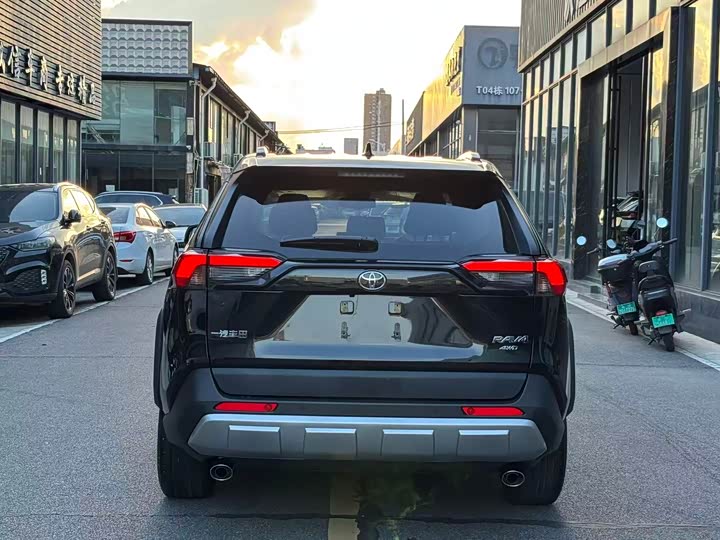 Фото 13 - Toyota RAV4