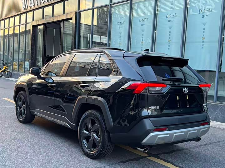 Фото 14 - Toyota RAV4