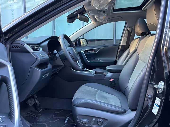 Фото 5 - Toyota RAV4