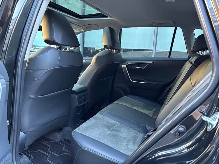 Фото 6 - Toyota RAV4