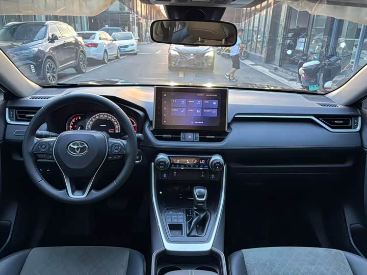 Фото 7 - Toyota RAV4