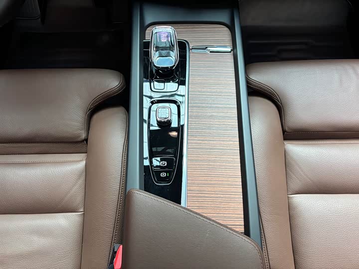 Фото 8 - Volvo XC60