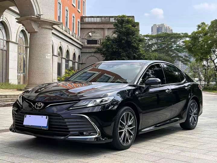 Фото 1 - Toyota Camry
