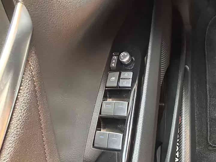 Фото 14 - Toyota Camry