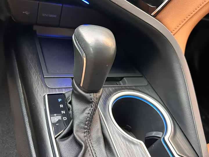 Фото 16 - Toyota Camry