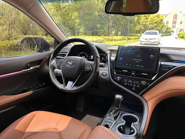 Фото 17 - Toyota Camry