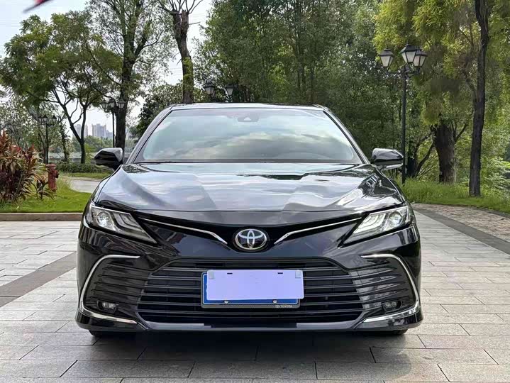 Фото 2 - Toyota Camry