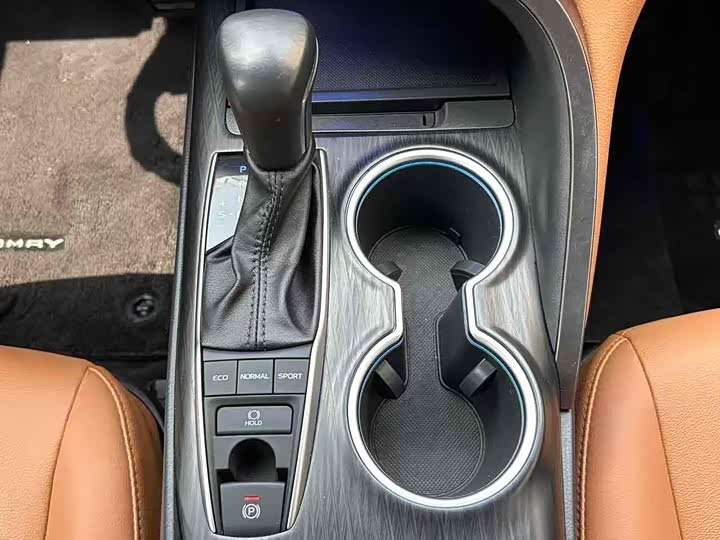 Фото 22 - Toyota Camry