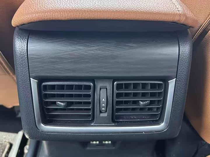 Фото 23 - Toyota Camry