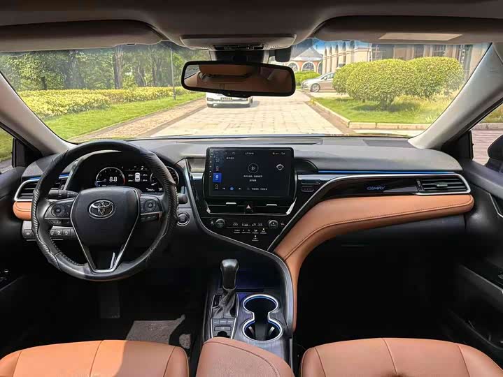 Фото 24 - Toyota Camry