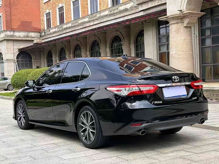 Фото 5 - Toyota Camry