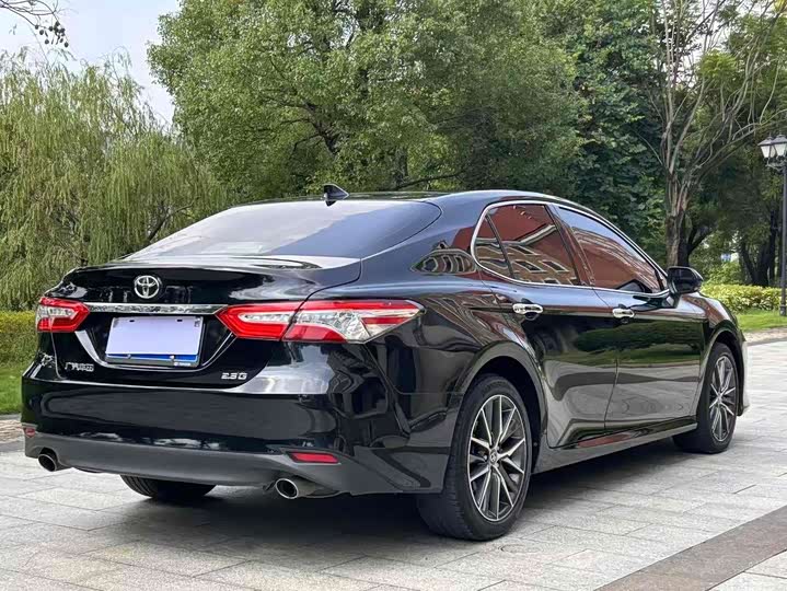 Фото 6 - Toyota Camry