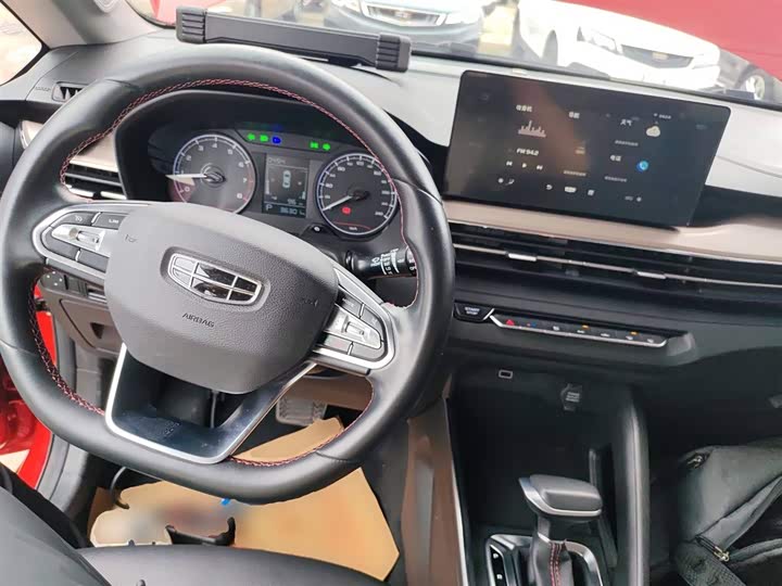 Фото 10 - Geely Vision X3