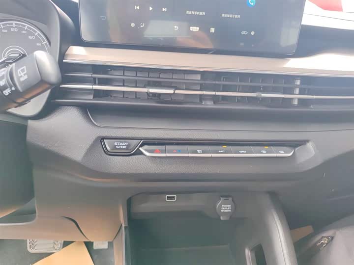 Фото 13 - Geely Vision X3