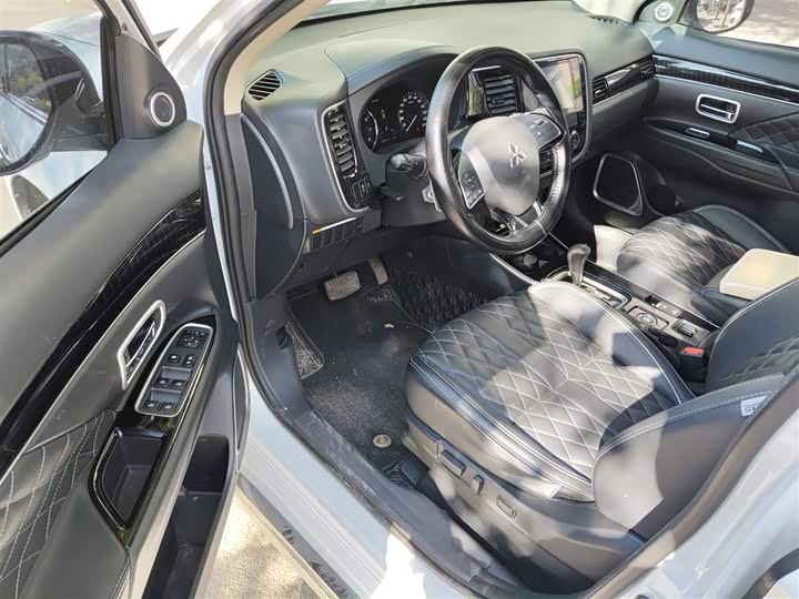 Фото 14 - Mitsubishi Outlander