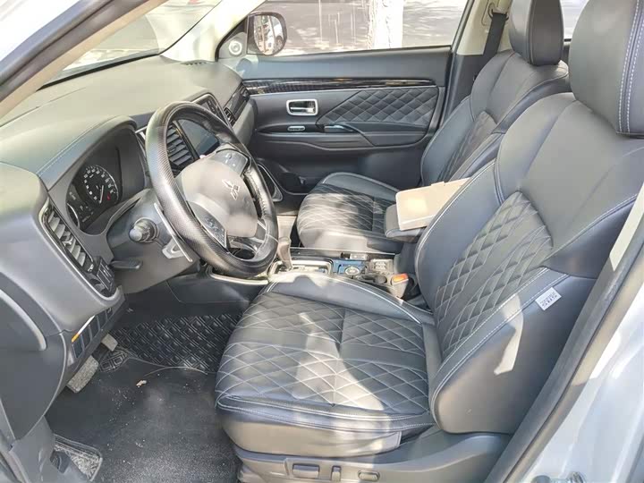 Фото 8 - Mitsubishi Outlander