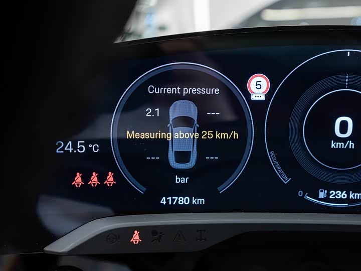 Фото 10 - Porsche Taycan