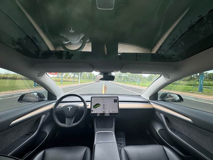 Фото 10 - Tesla Model 3