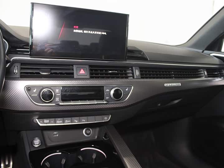 Фото 12 - Audi A4L