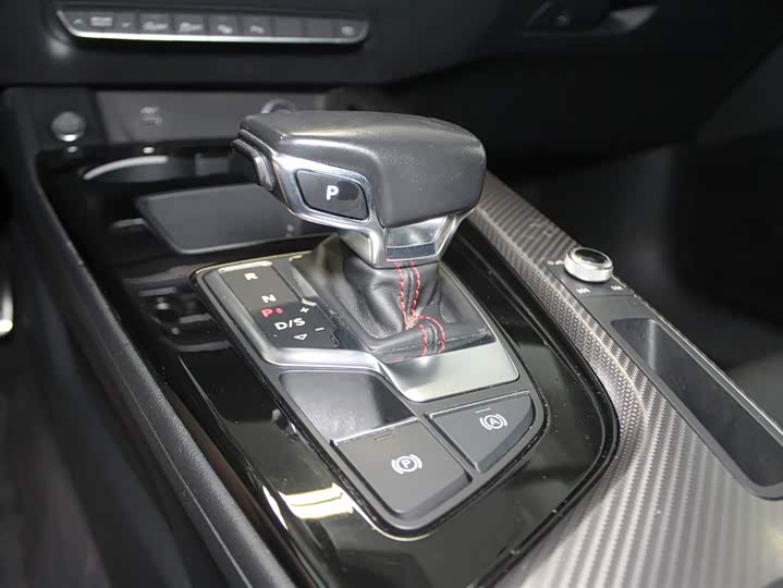 Фото 13 - Audi A4L