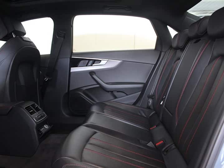 Фото 8 - Audi A4L