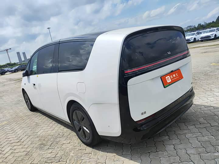 Фото 4 - LiXiang Mega