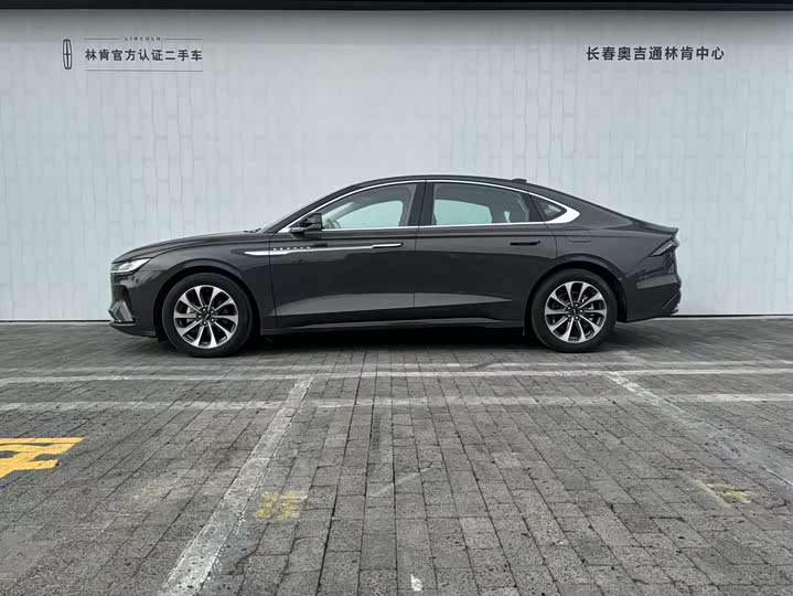 Photo 2 - Lincoln Z (Zephyr)